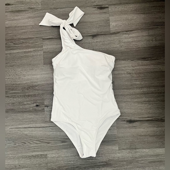 Marina West Women's Size Small One-Shoulder One-Piece Swimsuit White Beach - Picture 4 of 13